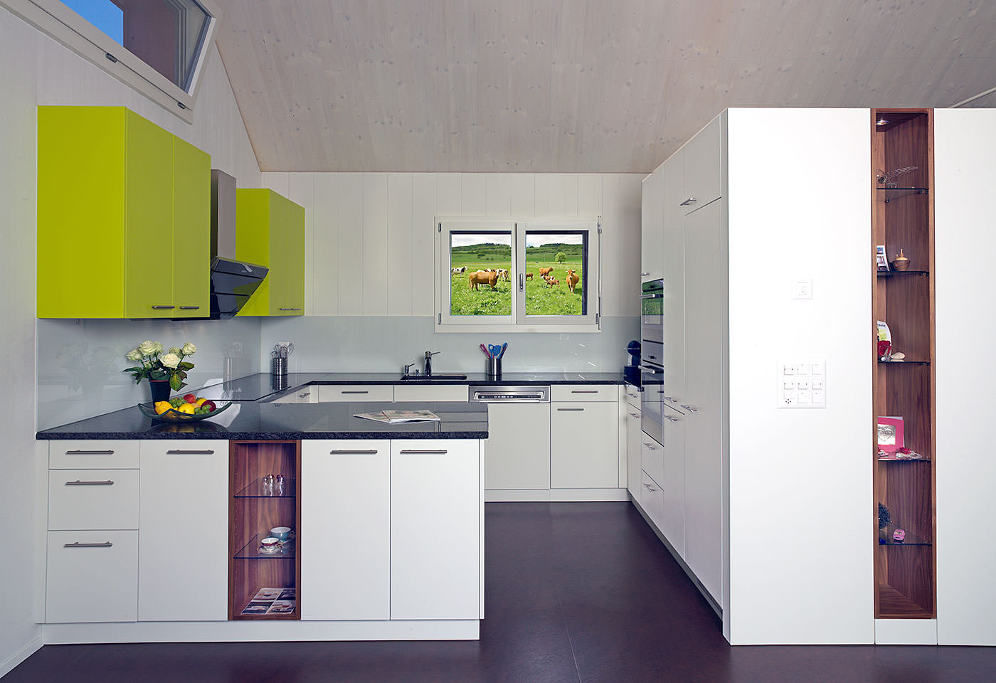 Küche mit Trennwand und Türen